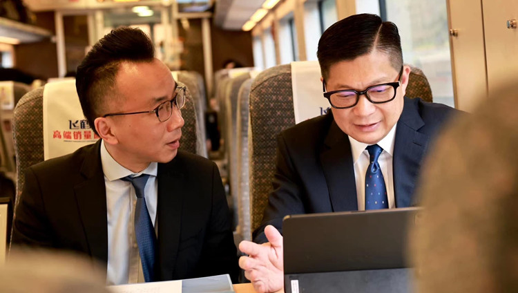 鄧炳強乘搭高鐵訪穗：又快又舒適