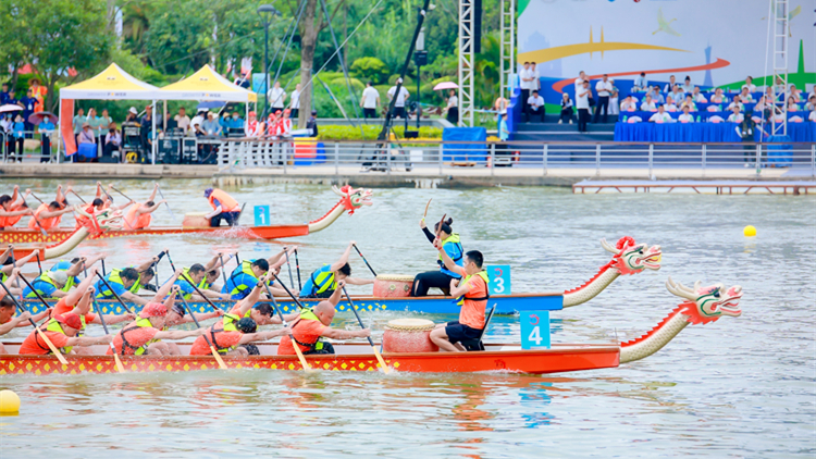 大灣區首場龍舟賽事深圳寶安開賽 香港女子龍舟代表隊獲亞軍
