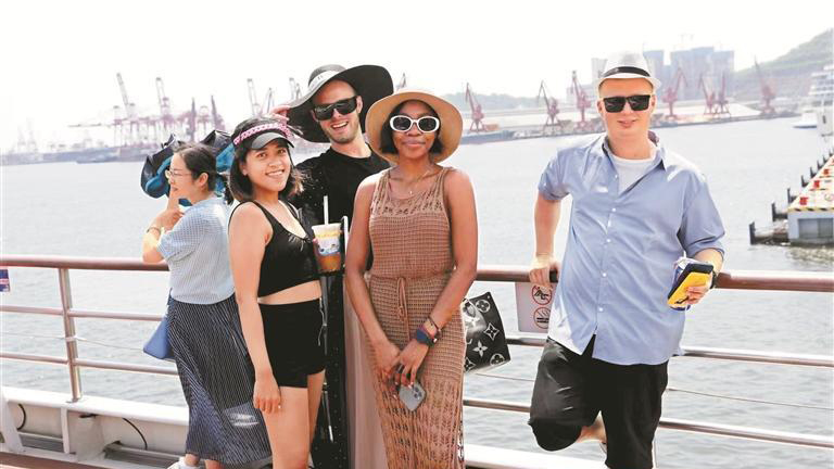 國際青年海上看深圳