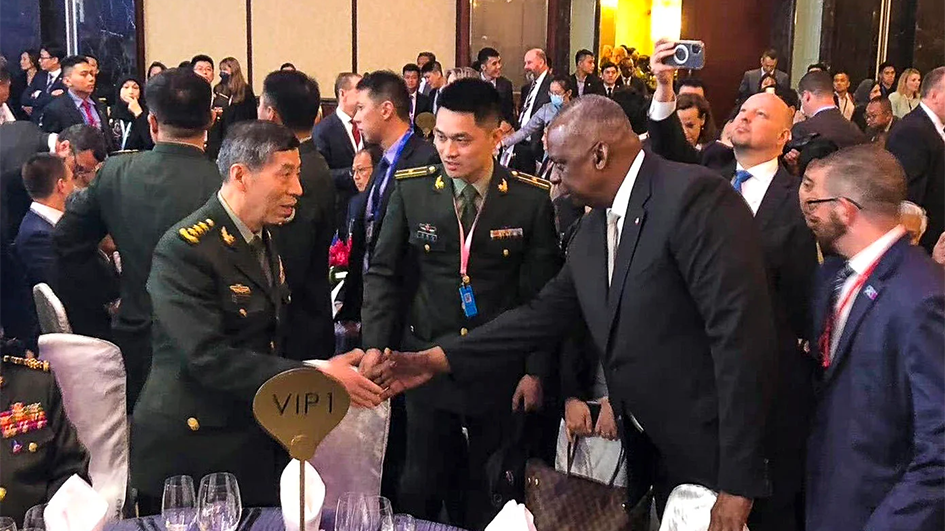 中美防長在香格里拉對話晚宴上握手