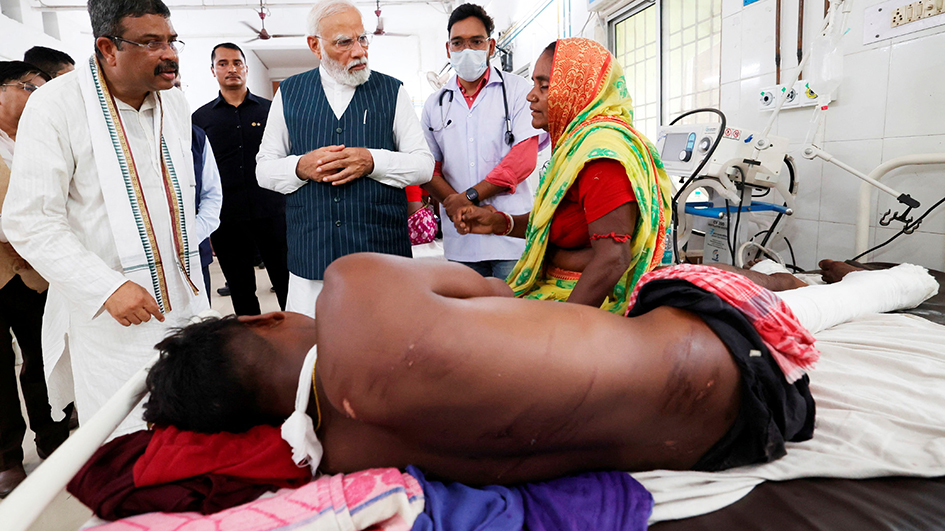 莫迪到火車相撞事故現場視察 承諾嚴懲責任人