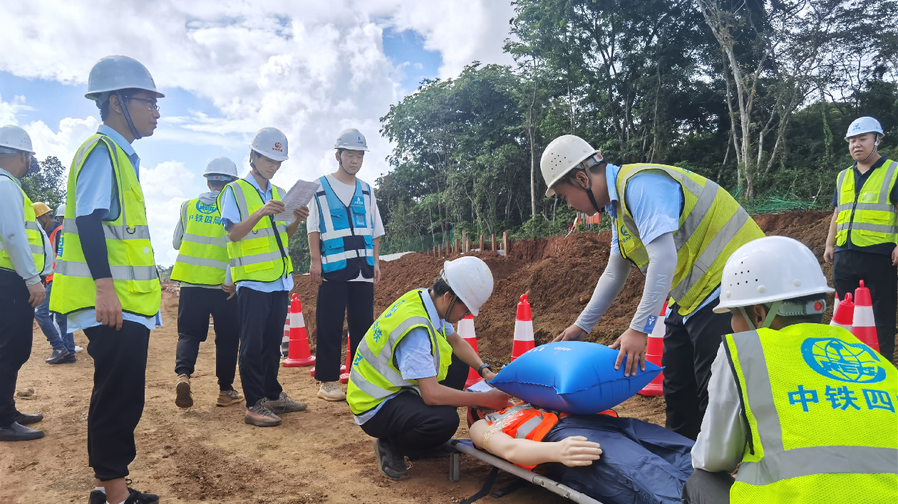 中鐵四局一項目組織安全生產月「基坑坍塌應急演練」活動