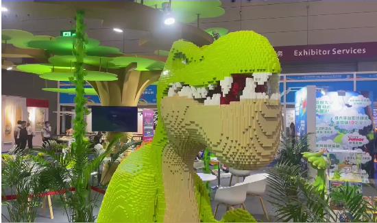 港媒睇文博 ｜【有片】香港小姐姐攜「小恐龍」參展 分享「大灣區奮鬥故事