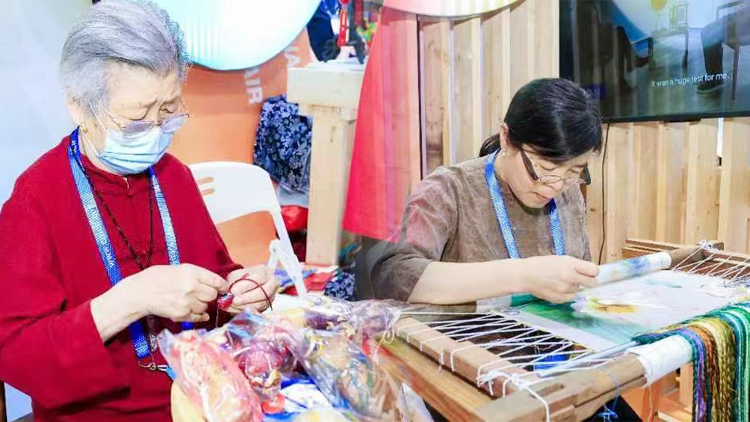 港媒睇文博丨非遺大師秀針線功夫