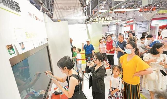 直擊文博會丨文博會首個周末 報業集團展區迎眾多「鐵粉」打卡