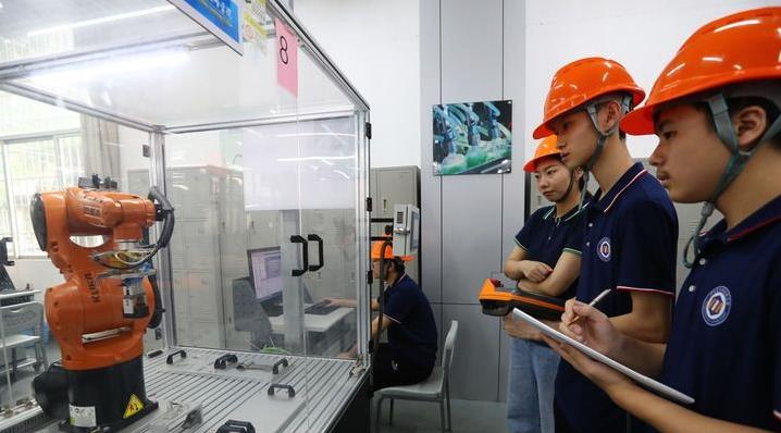 高質量發展調研行丨他們沒有考上大學，卻成了世界冠軍