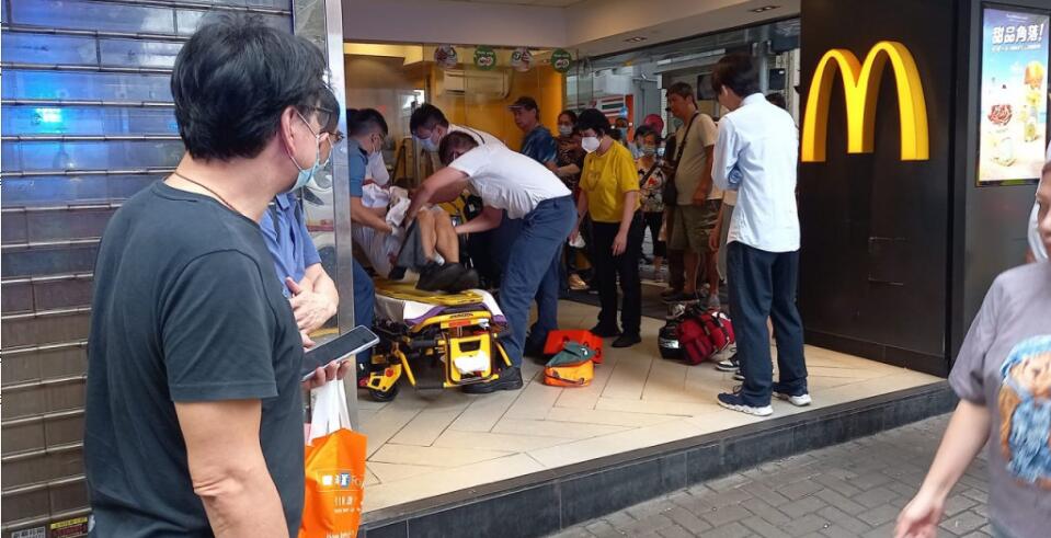 突發 |西環麥當勞店今午發生斬人血案 警方拘捕男職員歸案