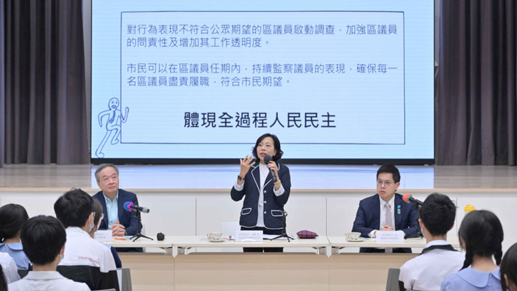 麥美娟到訪觀塘中學 向學生解說完善地區治理建議方案