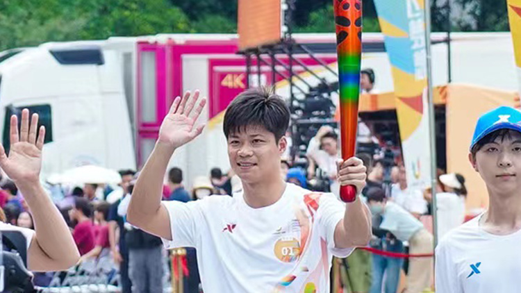 有片｜成都大運會火炬傳遞深圳站圓滿完成 蘇炳添任首棒火炬手