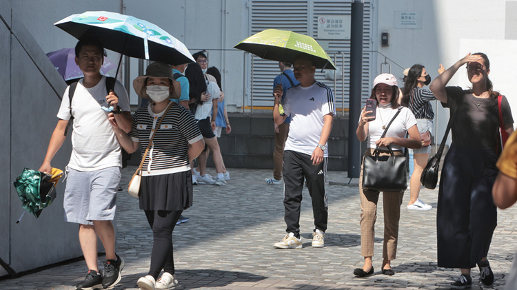 天文台發出酷熱天氣警告 市民應避免長時間戶外活動