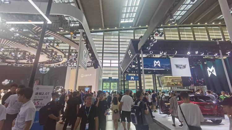 端午假期首日粵港澳大灣區車展人氣旺