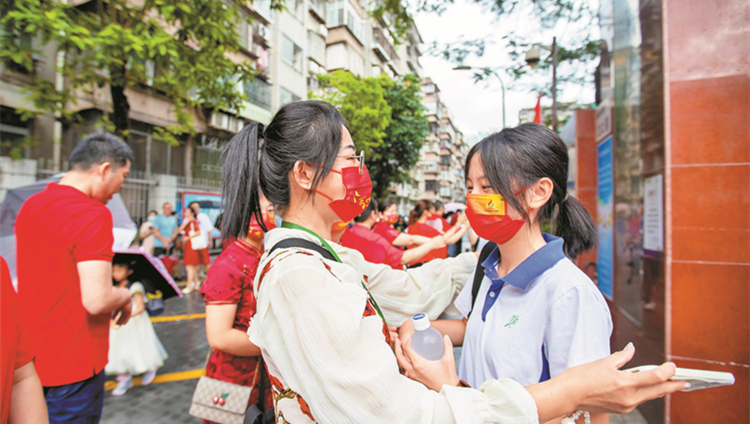 深圳中考順利開考 考生分赴211個考點提筆逐夢