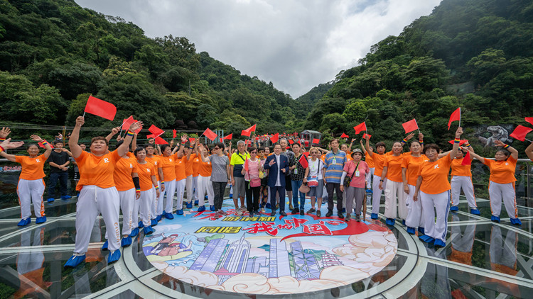 有片｜「十萬港人遊清新」啟動   張明敏攜粵港遊客雲端唱響《我的中國心》