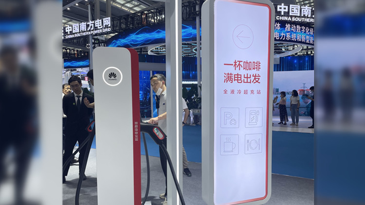 有片｜華為推出新一代全液冷超充站 「一杯咖啡 滿電出發」滿足新能源車快充需求