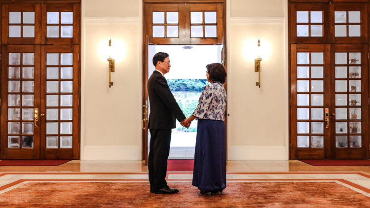 特首夫人穿中式華服出席慶祝回歸活動 李家超：感謝太太一直陪伴