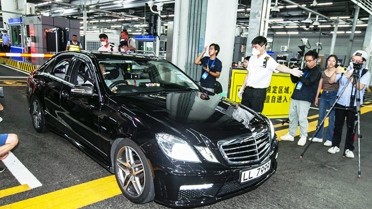 有片 | 「港車北上」落地 首輛香港單牌車經港珠澳大橋珠海公路口岸駛入內地