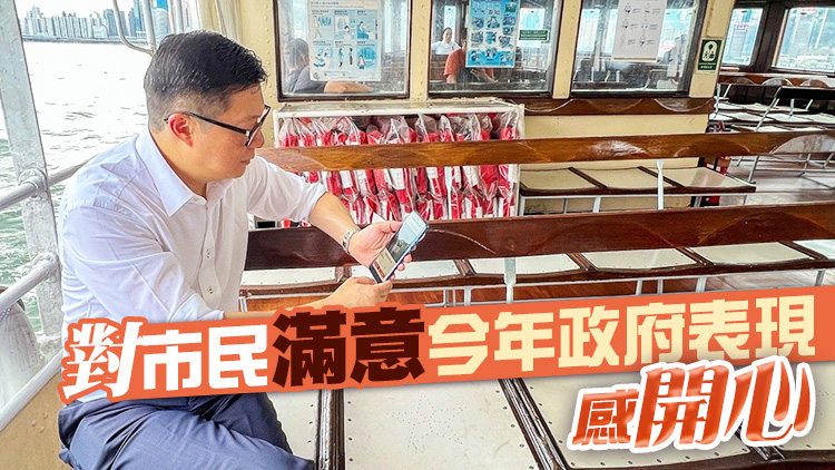 鄧炳強享用七一消費優惠 搭船買菜與民同樂