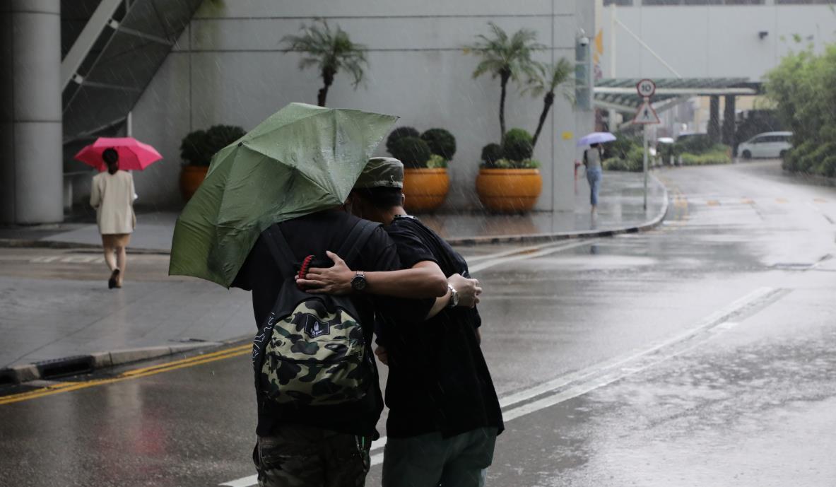 本港局部地區雨勢較大 天文台提醒出街帶遮