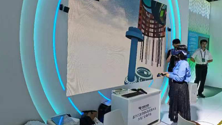 國際數字能源展 | 哪些展品被圍觀 模擬修理水輪機