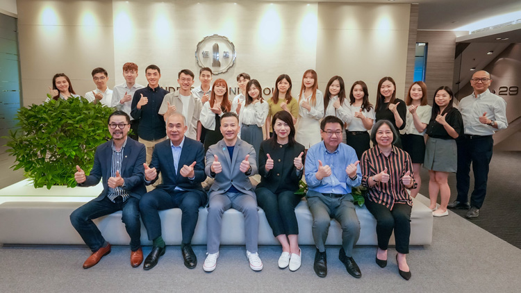 恒基地產為11位實習生迎新 明日啟程到內地實習八周