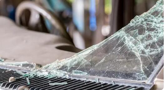 墨西哥發生公共汽車墜崖事故致29死