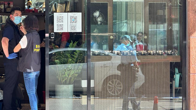 尖沙咀表行劫案 | 同黨扮顧客 三南亞劫匪趁機入店內打劫