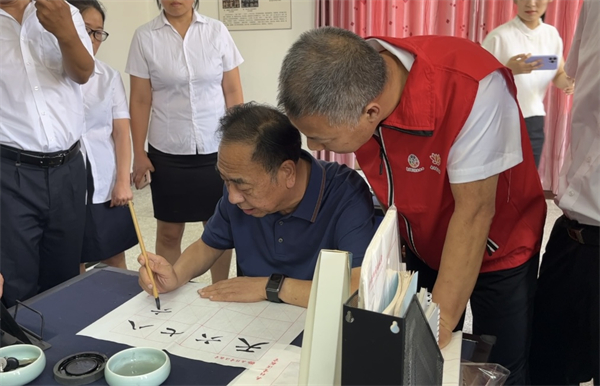 河南：書法教室進校園 點亮鄉村孩子藝術夢