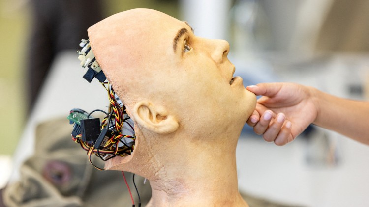 世界首次！AI人形機械人亮相聯合國峰會