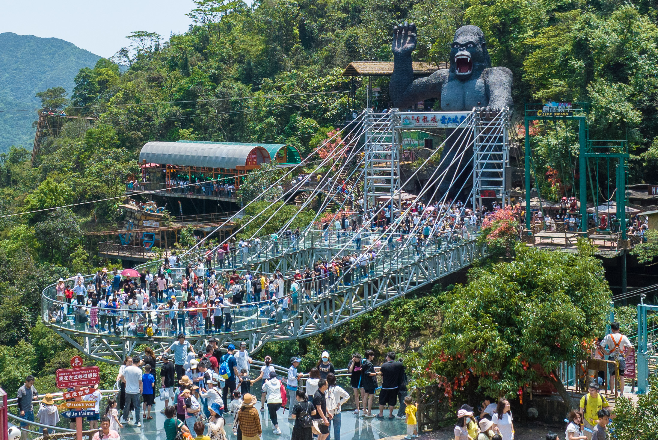 「炙烤模式」開啟  港人北上親水游青睞古龍峽漂流避暑