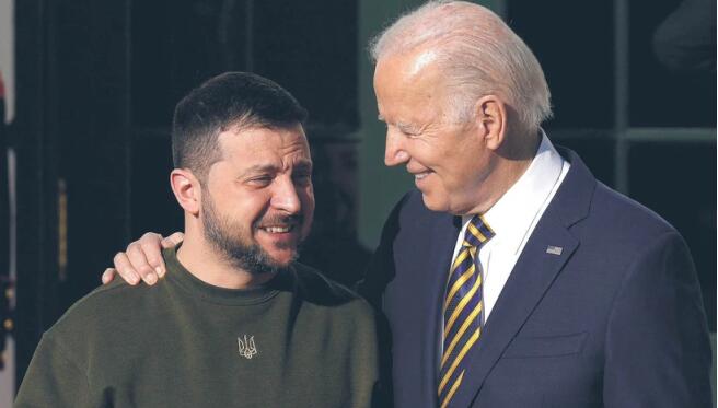 拜登罕見搶答記者提問 澤連斯基微笑不語