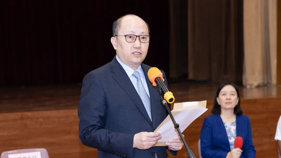 鄭雁雄受中央委託到培僑中學宣讀 勉勵同學們不負關懷不負期望