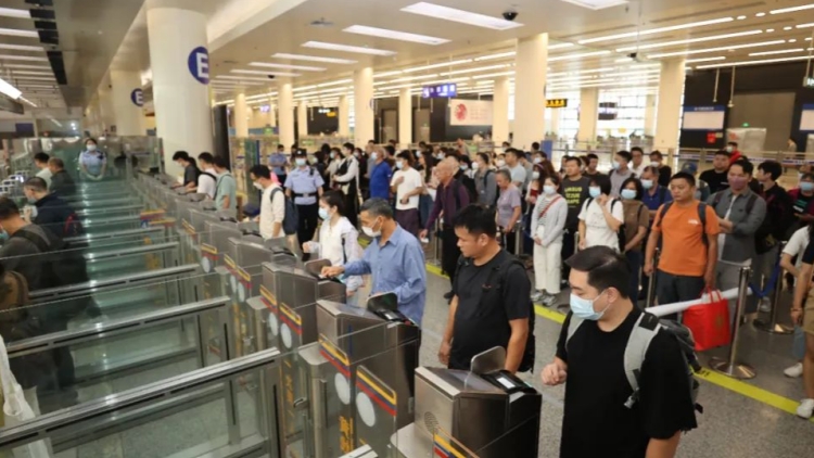 深圳邊檢：應對跨境熱潮 護航口岸通關