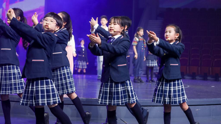 滬港童心共演《期盼》音樂劇 張明敏三代高歌賀港回歸