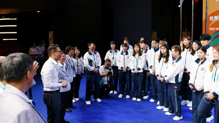 成都大運會｜駐成都辦主任袁嘉諾為香港運動員加油打氣