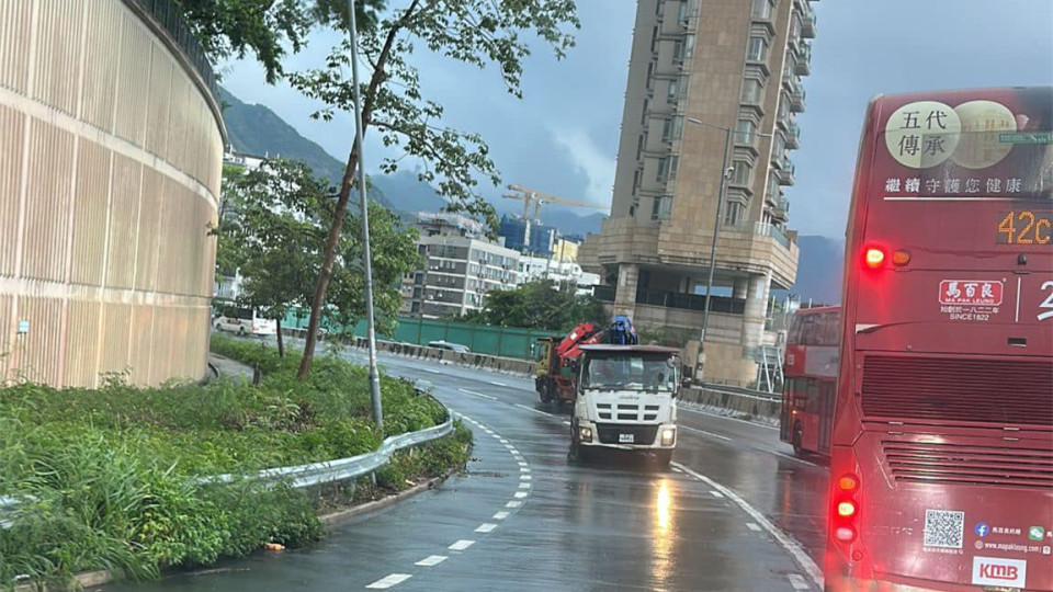 龍翔道近豐力樓再有貨車失控炒欄 月內第四宗