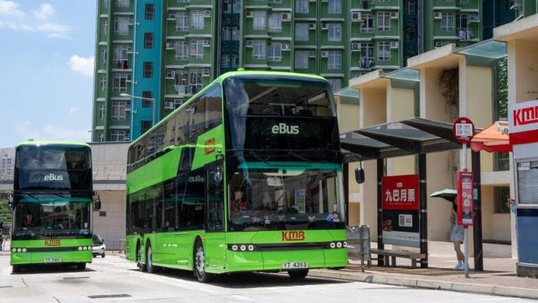 九巴首輛純電動雙層巴士投入服務 向首班車乘客派首航證書