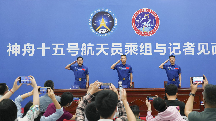 神舟十五號航天員乘組返回後首次與公眾見面
