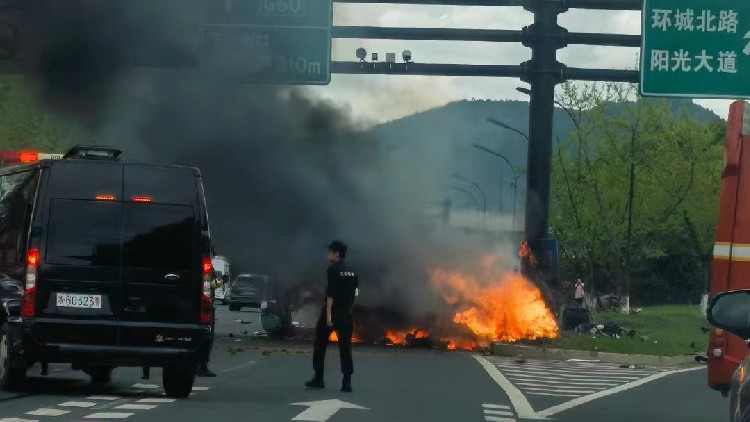 有片｜義烏一車撞路柱起火司機不治 蔚來回應：非常難過