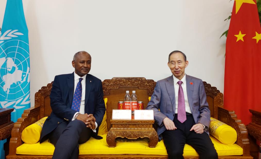 龍宇翔與聯合國教科文組織助理總幹事弗明·麥道柯親切會見