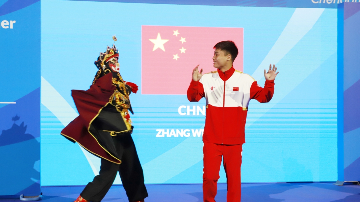 燈光秀＋川劇變臉 燃爆簡陽賽區跳水場館