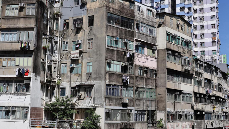 屋宇署出動無人機視察樓宇外牆 揭兩廈有批盪破損鬆脫