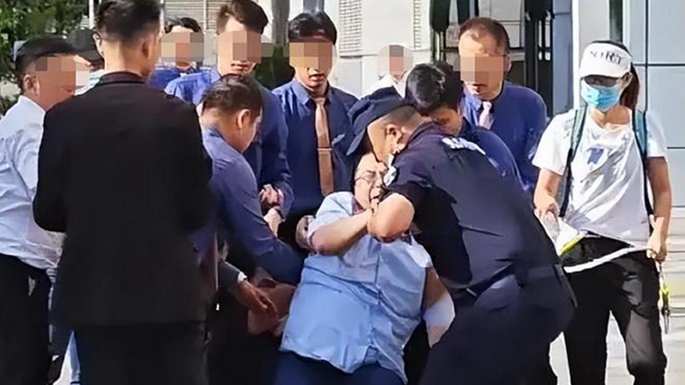 姚振華被當街圍堵，昔日的千億富豪到底發生了什麼？