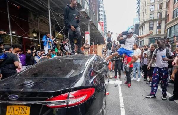 美國紐約曼哈頓公園廣場爆發大規模騷亂