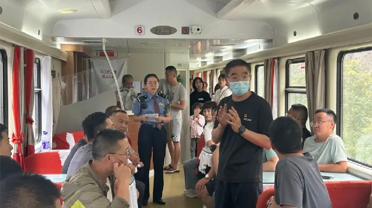 K1178列車受暴雨影響被困 迅速成立7人臨時黨支部