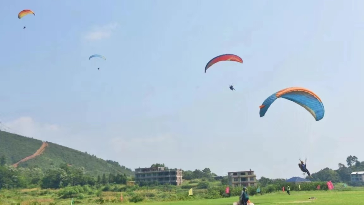 湖南省滑翔傘「湘飛聯賽」在邵東市簡家隴鎮開賽
