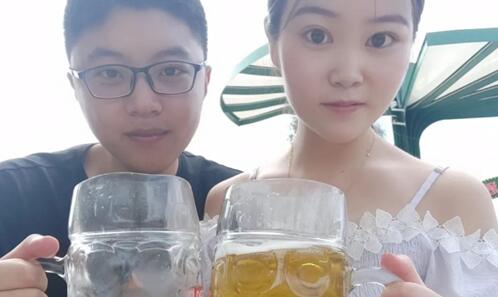 別人在青島啤酒節喝酒 而我找了個媳婦