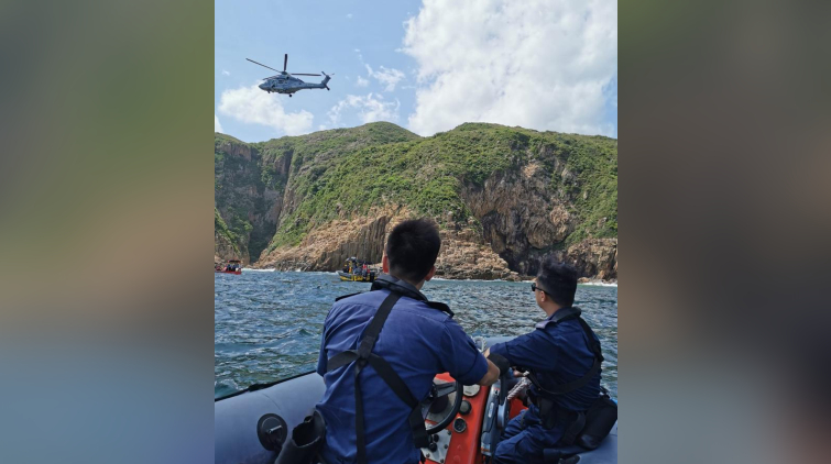 6人西貢吊鐘洲玩獨木舟被困 水警消防飛行服務隊聯合救援