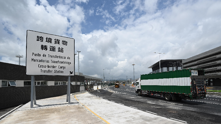 有片 | 港珠澳大橋澳門口岸轉運站8日起運作 港貨車赴澳日限400架次