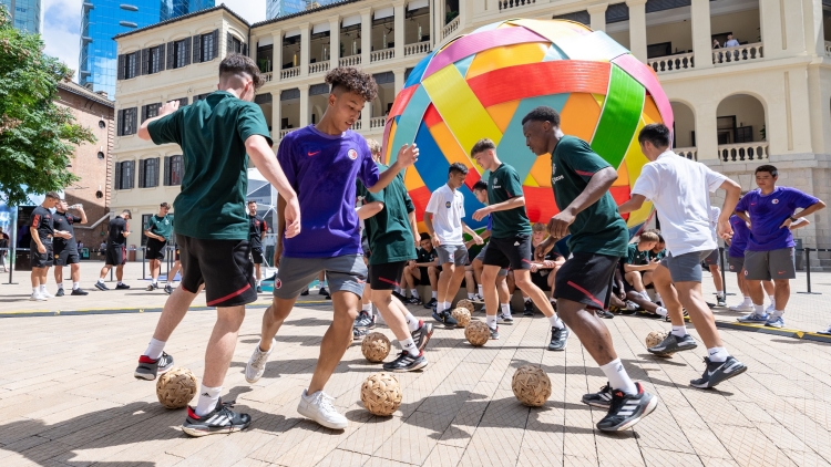 出席「精英匯」首個公開活動 曼聯U16到大館試玩蹴鞠