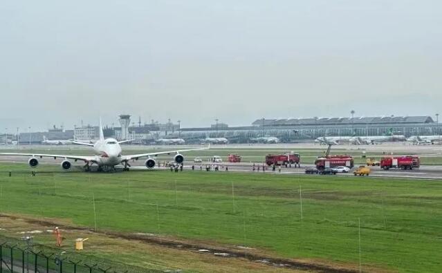突發！一飛機衝出跑道，緊急暫停所有航班…最新消息→